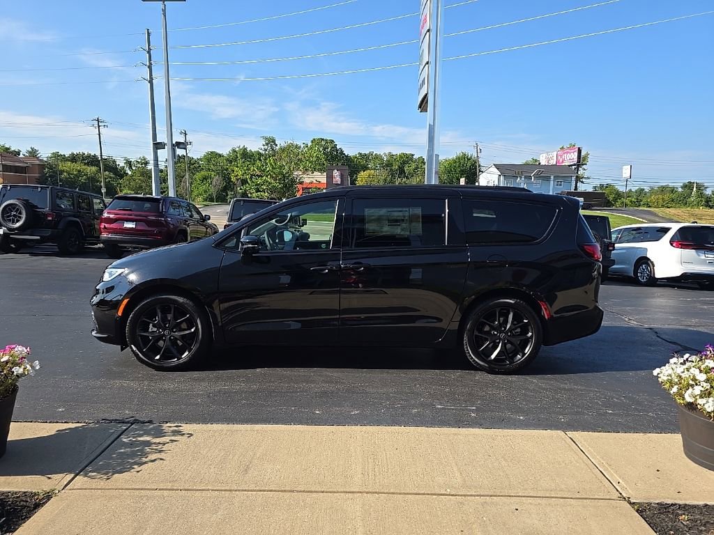 New 2026 Chrysler Pacifica Limited w/ S Appearance Package image 6