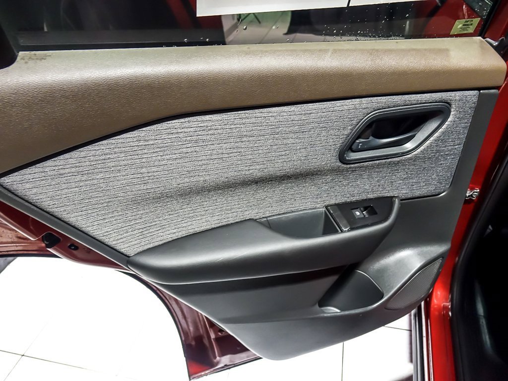 Used 2023 Nissan Rogue S image 26