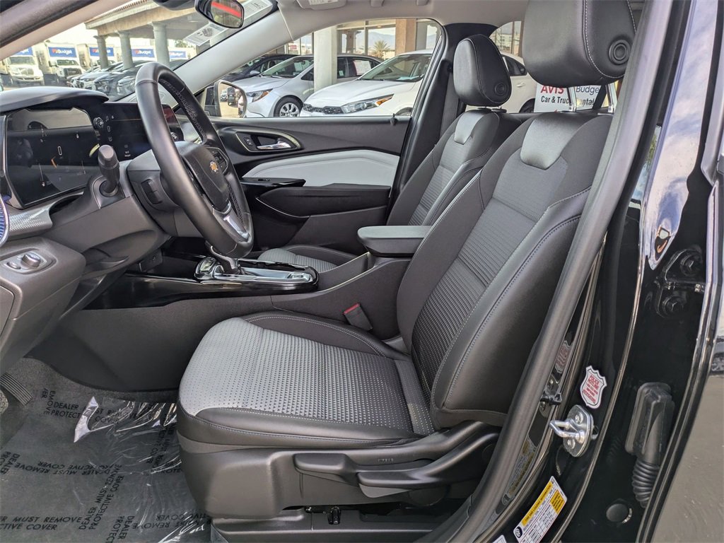 Used 2025 Chevrolet Trax LT w/ LT Convenience Package image 25