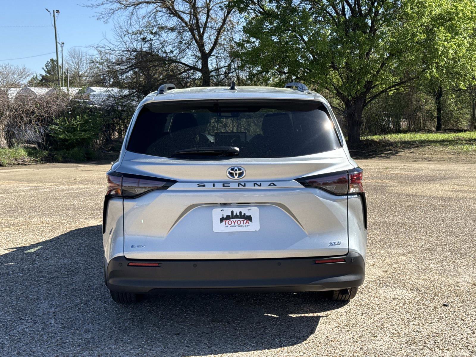 Used 2025 Toyota Sienna XLE image 4