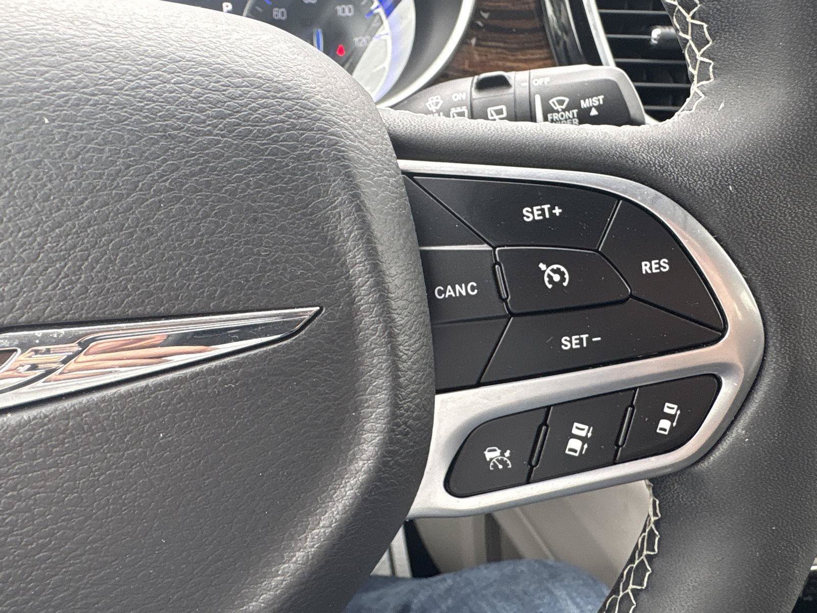 Used 2023 Chrysler Pacifica Limited FWD image 19