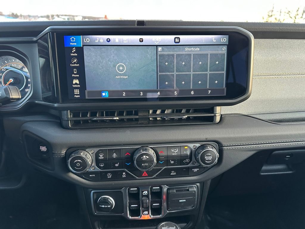 Used 2025 Jeep Wrangler Sahara image 14