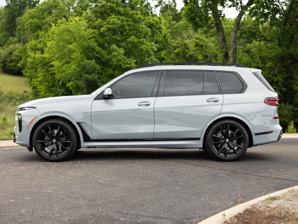 Used 2023 BMW X7 xDrive40i w/ M Sport Package AWD/4WD image 3
