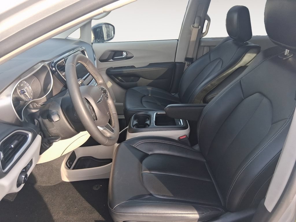Used 2024 Chrysler Pacifica Touring-L FWD image 9