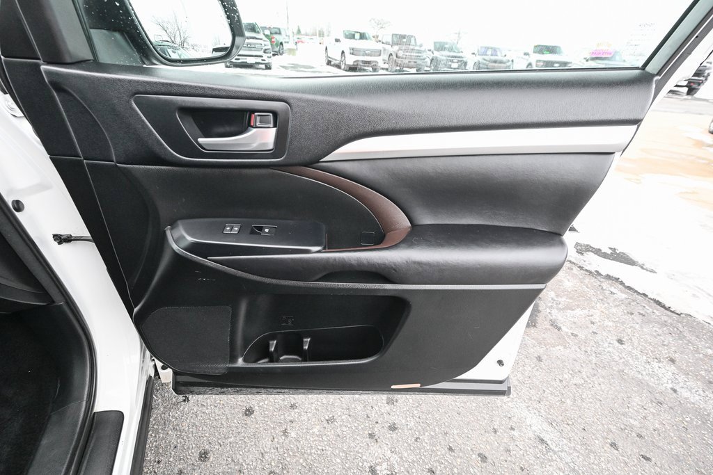 Used 2017 Toyota Highlander XLE image 26