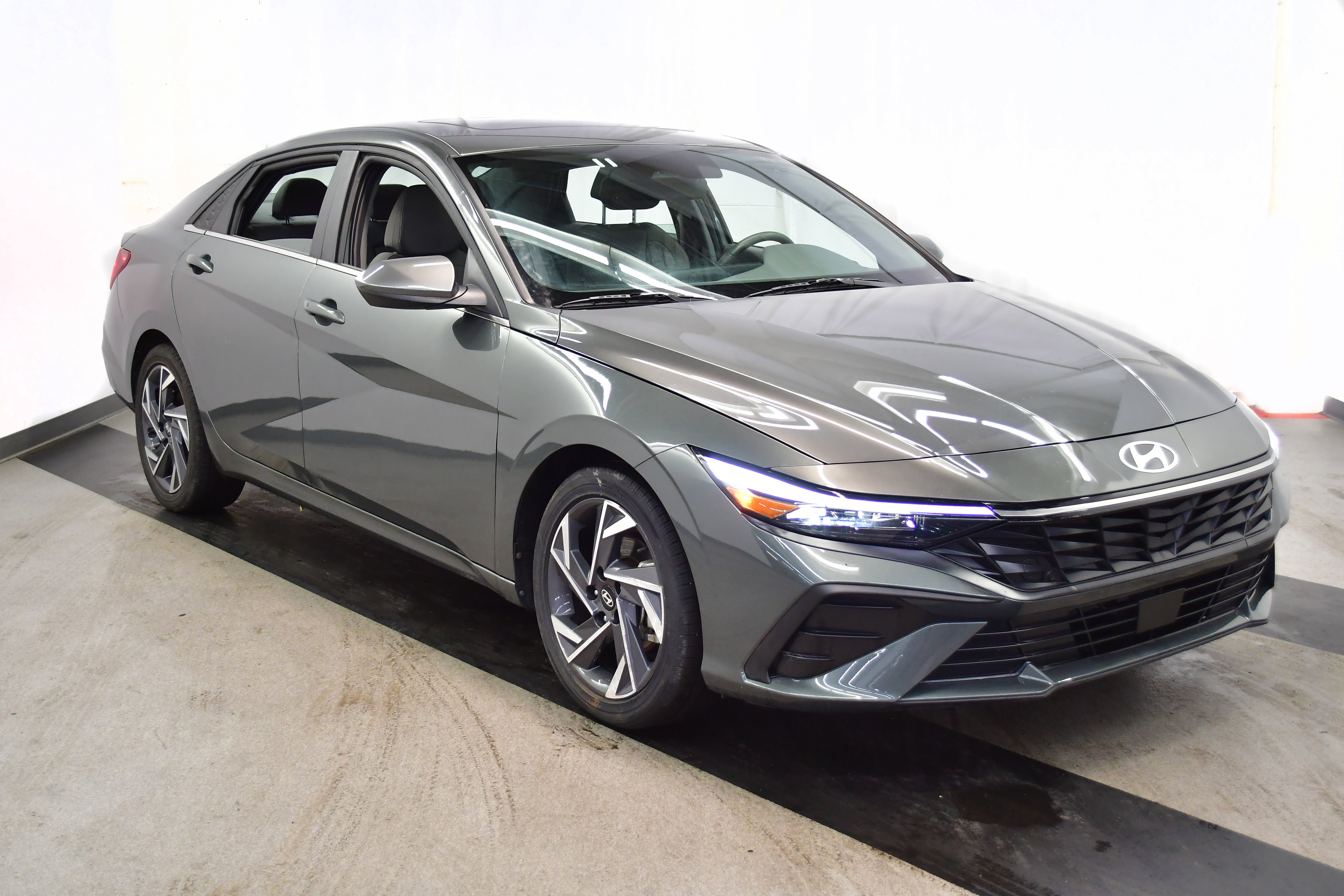 Used 2025 Hyundai Elantra SEL image 1