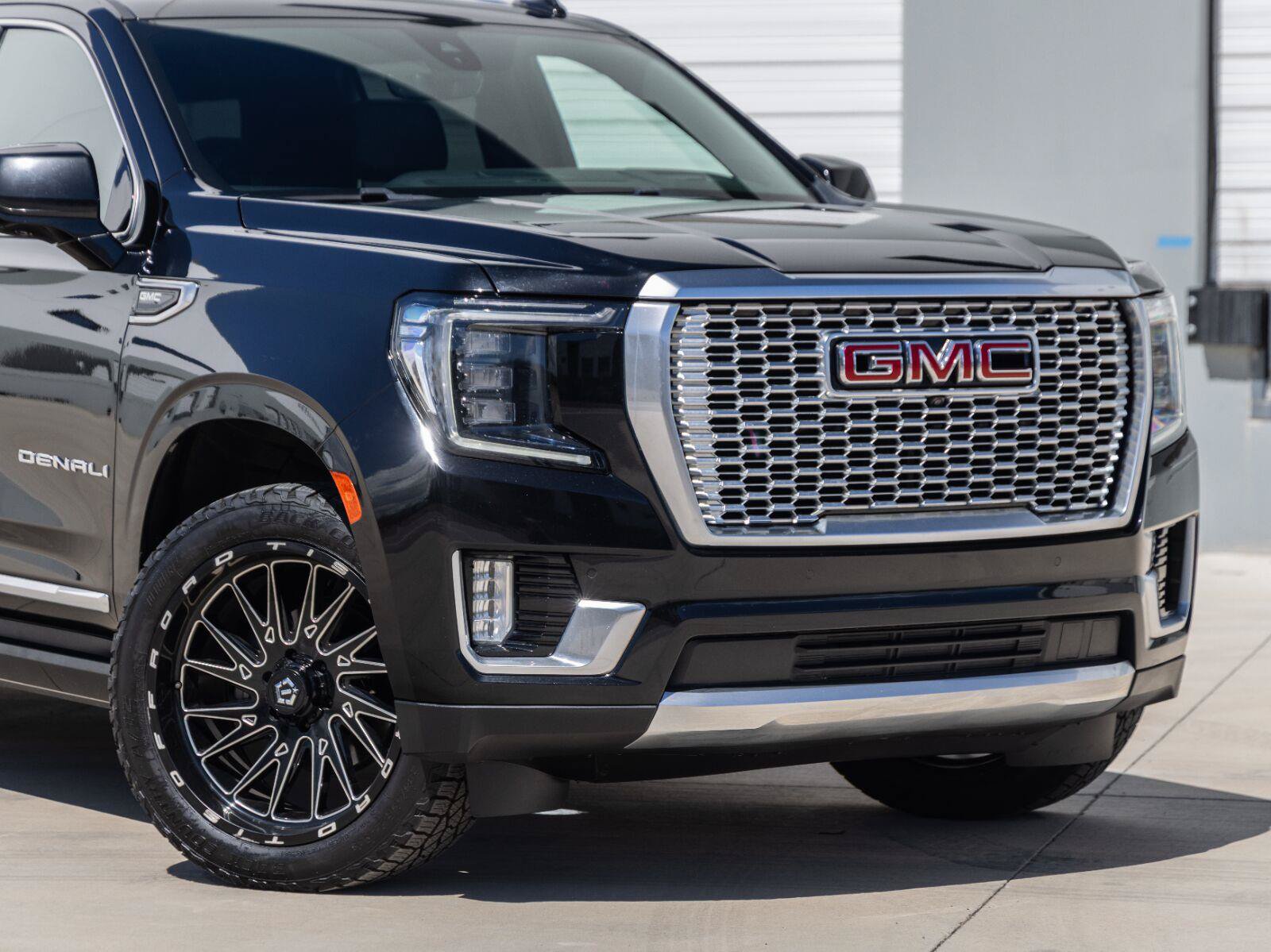 Used 2021 GMC Yukon XL Denali w/ Denali Premium Package AWD/4WD image 3