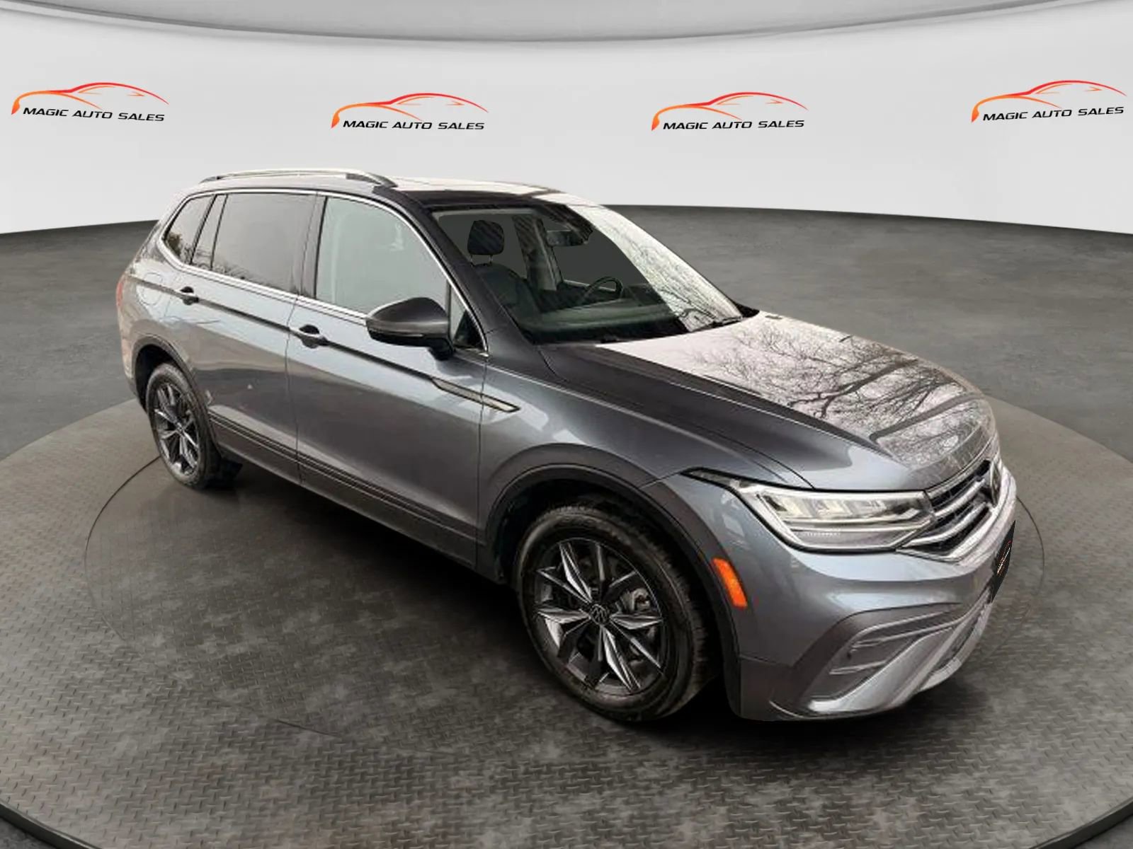 Used 2022 Volkswagen Tiguan SE w/ Panoramic Sunroof Package AWD/4WD image 5