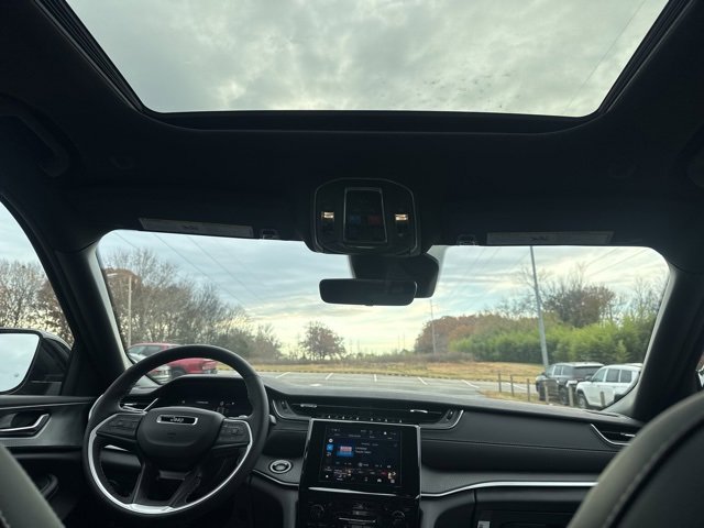 New 2025 Jeep Grand Cherokee Altitude image 13