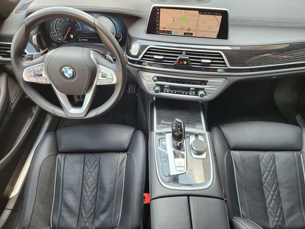 Used 2019 BMW 750i w/ M Sport Package RWD image 26