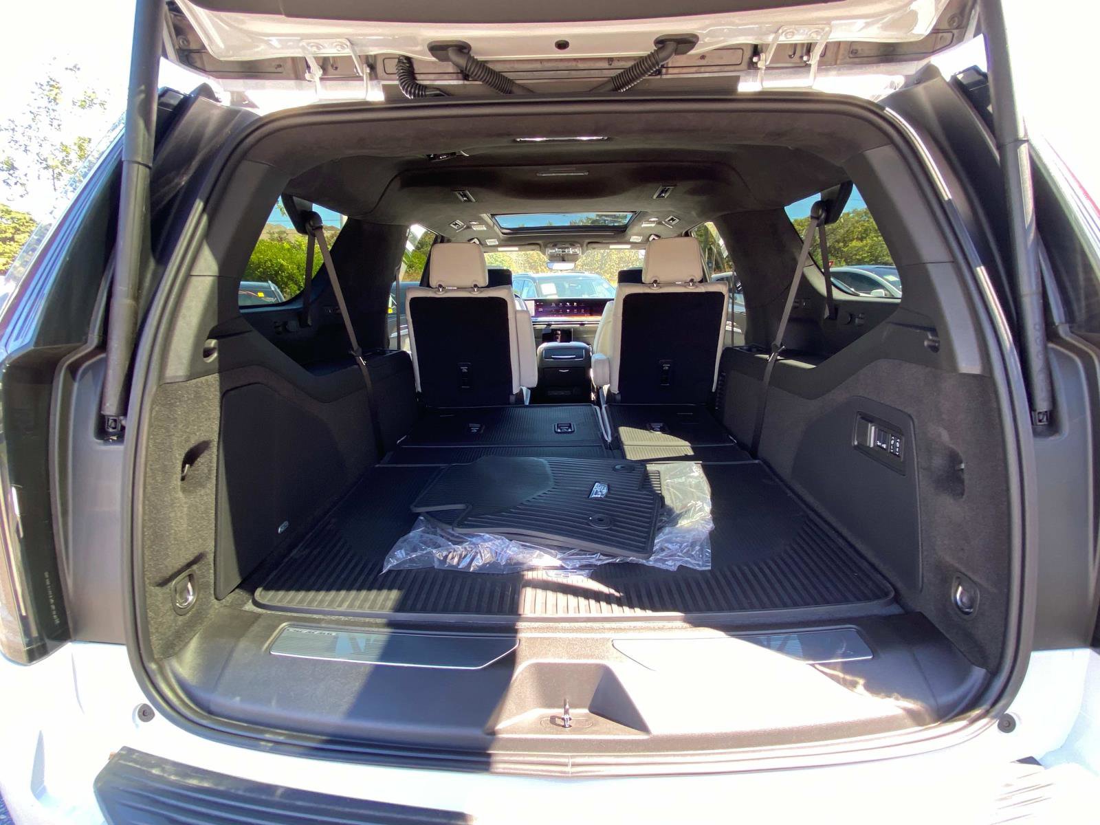 Used 2025 Cadillac Escalade ESV Premium Luxury Platinum image 13
