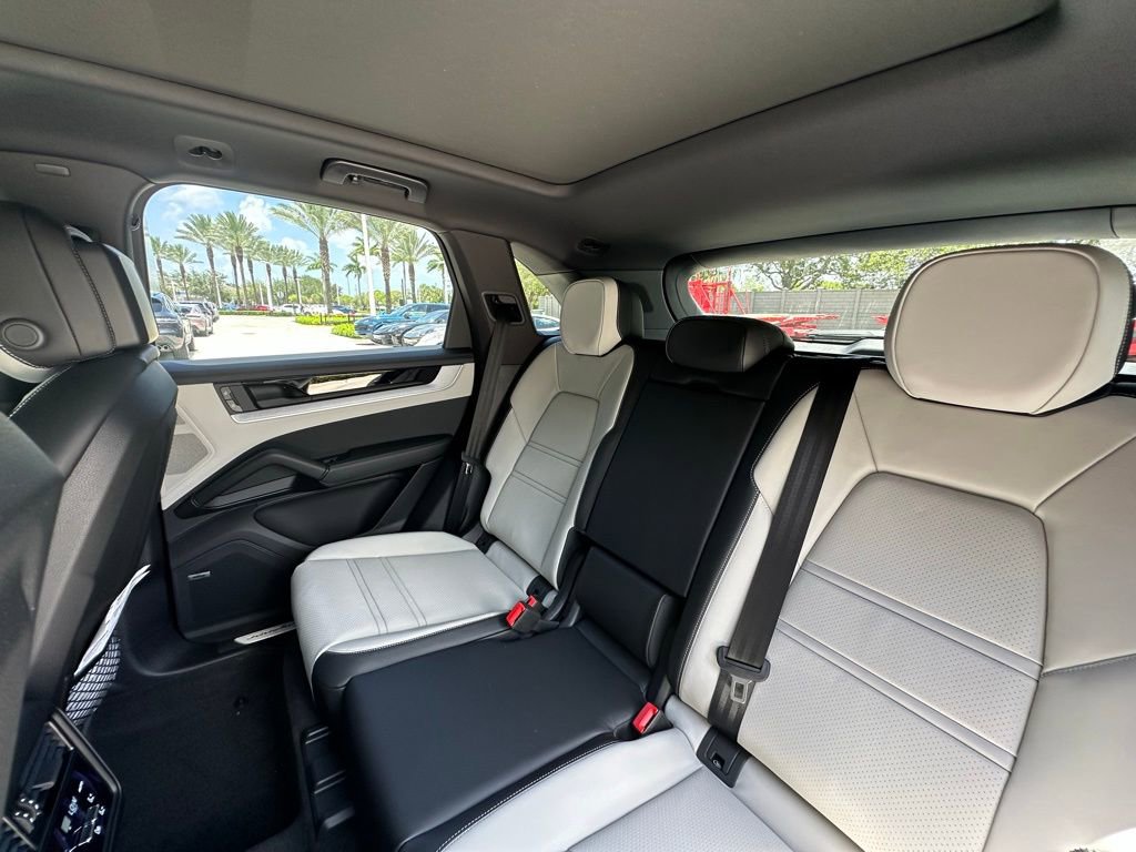 Used 2025 Porsche Cayenne image 33