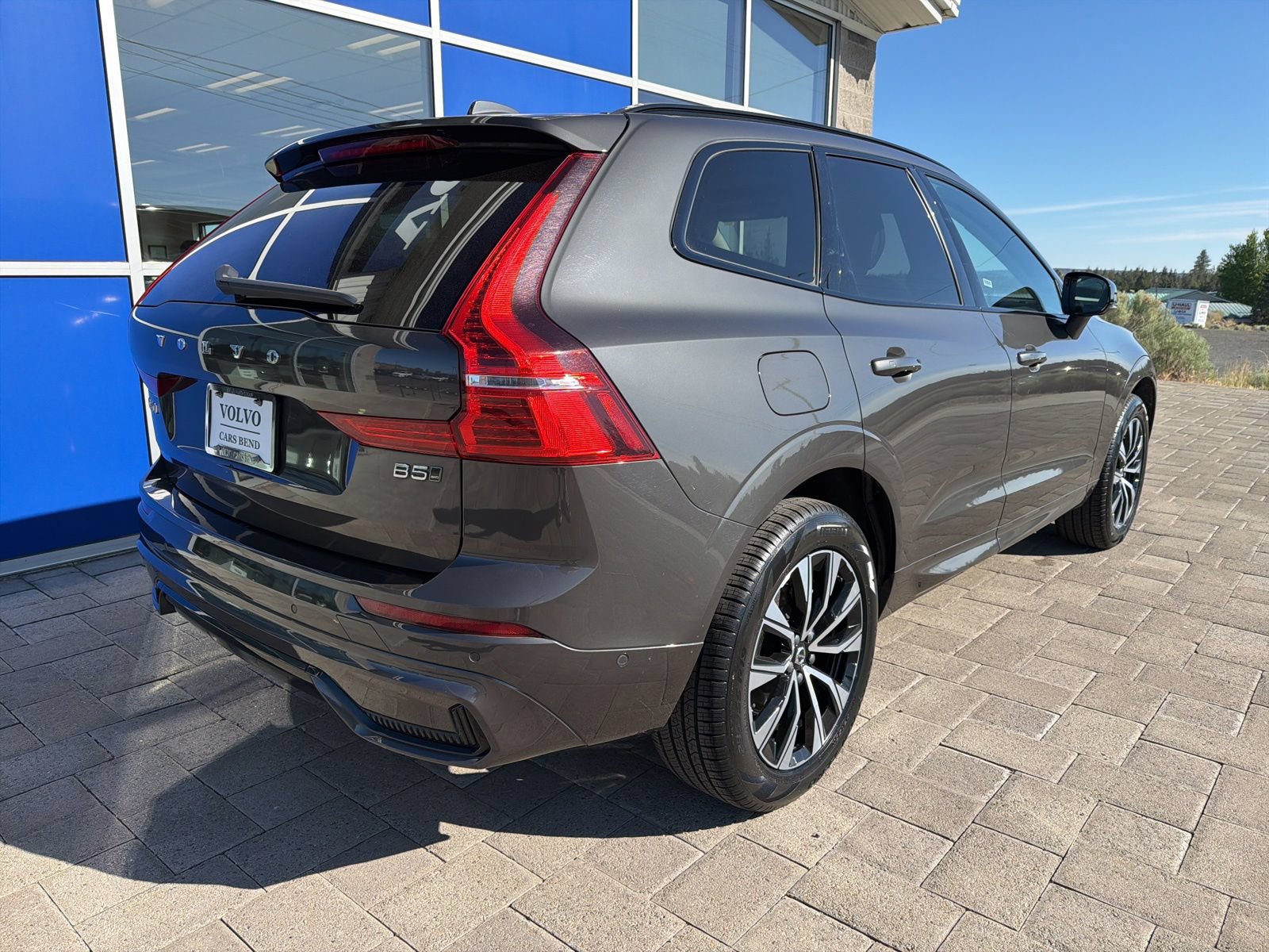 Used 2025 Volvo XC60 B5 Plus AWD/4WD image 7