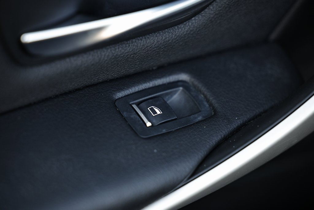 Used 2018 BMW 320i Sedan w/ Convenience Package image 23