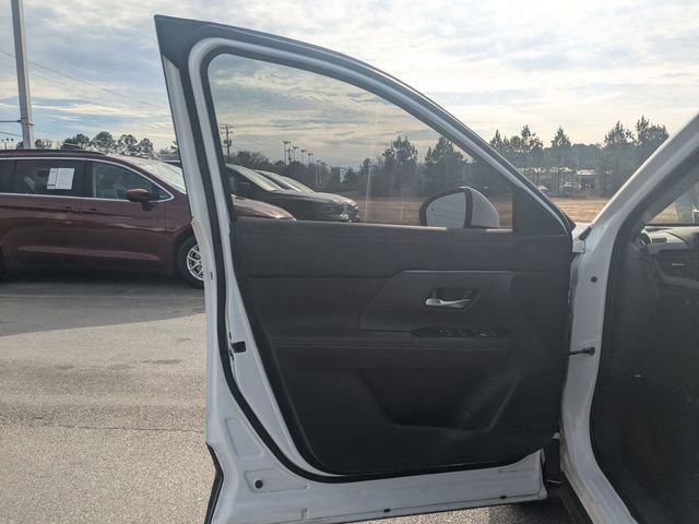 Used 2025 Nissan Kicks SR image 11