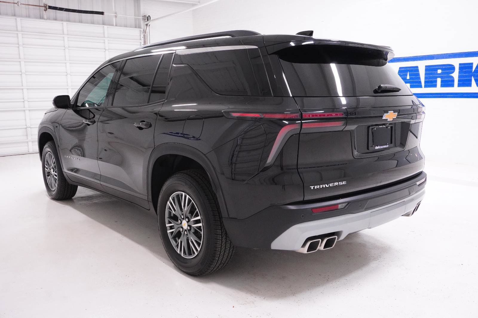 Used 2025 Chevrolet Traverse LT w/ Driver Confidence Package image 10