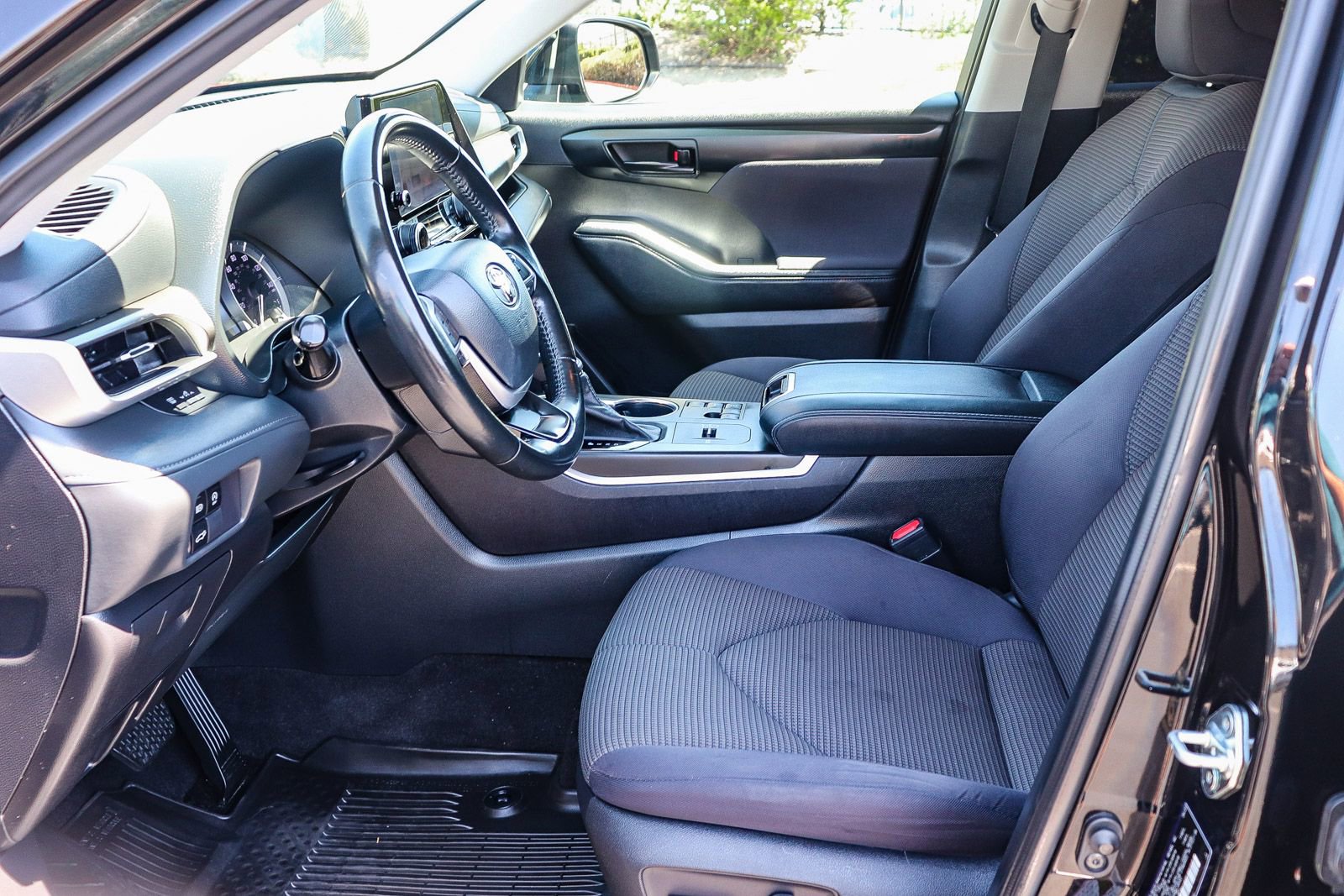 Used 2023 Toyota Highlander LE FWD image 22