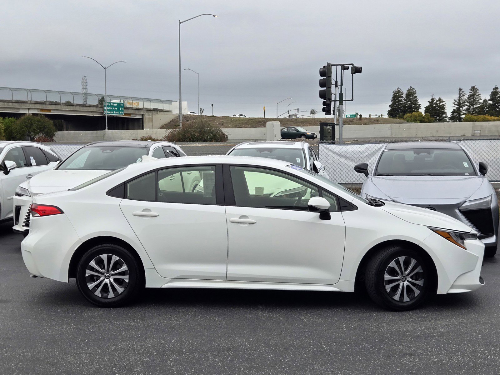 Used 2022 Toyota Corolla LE image 3