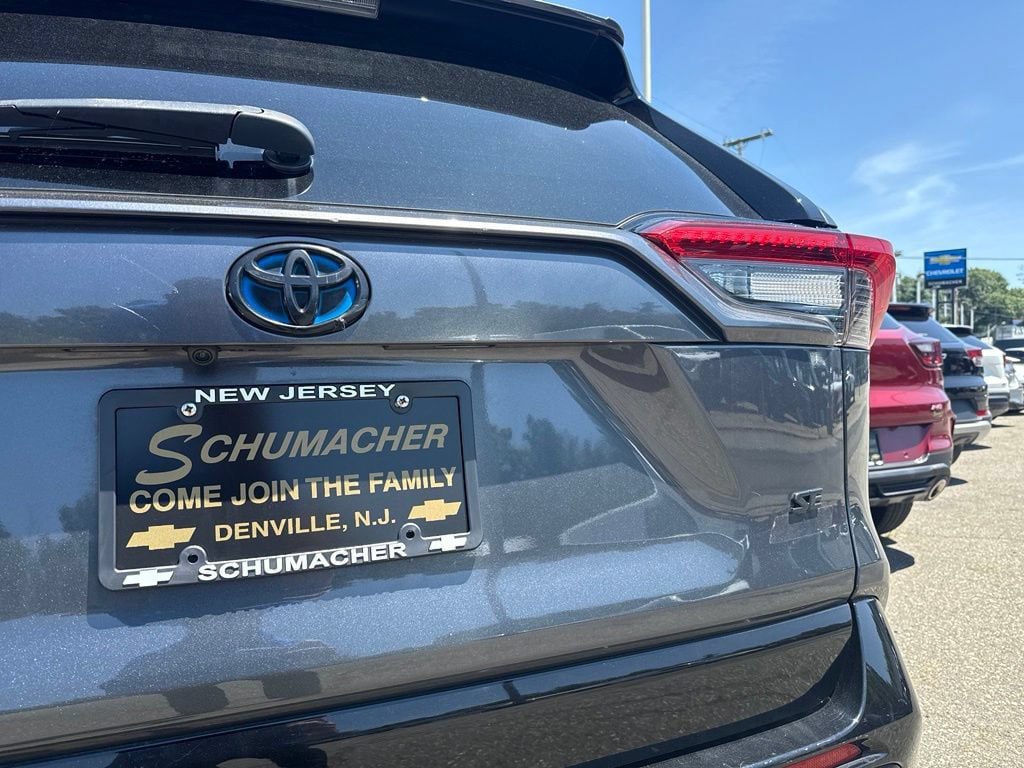 Used 2021 Toyota RAV4 SE w/ Weather & Moonroof Package AWD/4WD image 18
