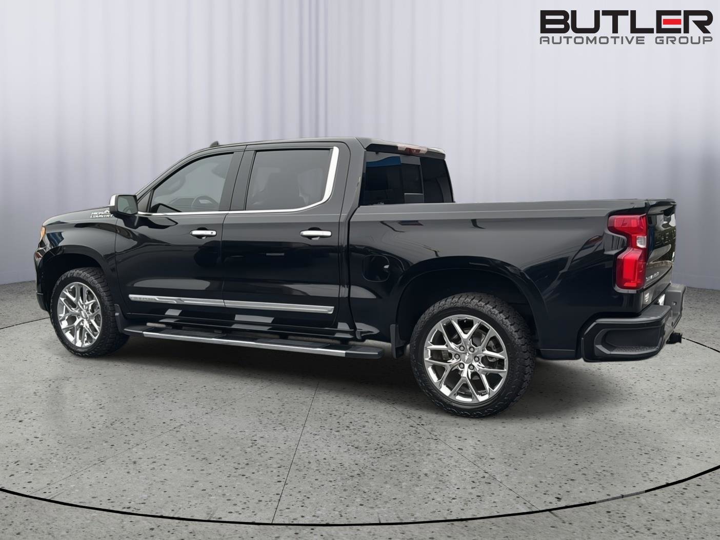 Used 2023 Chevrolet Silverado 1500 High Country w/ Technology Package AWD/4WD image 3