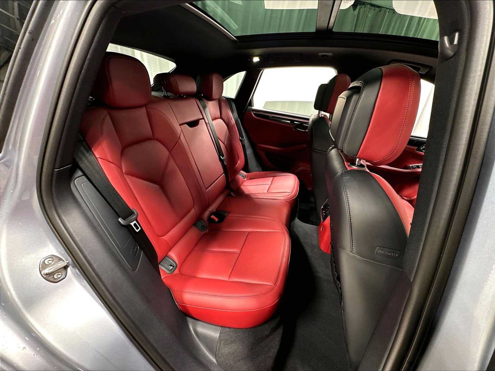 Used 2026 Porsche Macan AWD/4WD image 31