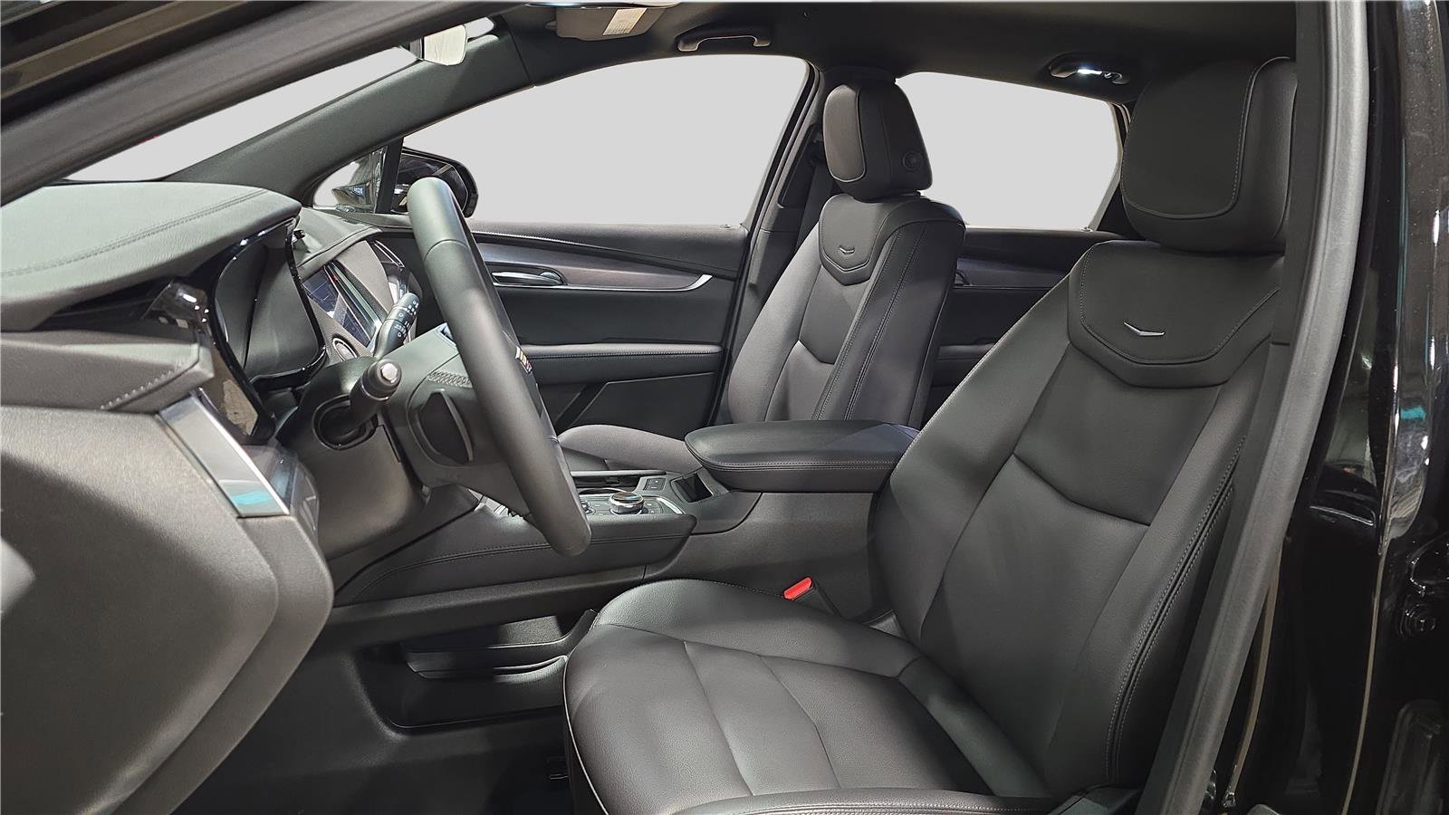 Used 2025 Cadillac XT5 Luxury w/ LPO, Floor Liner Package image 11