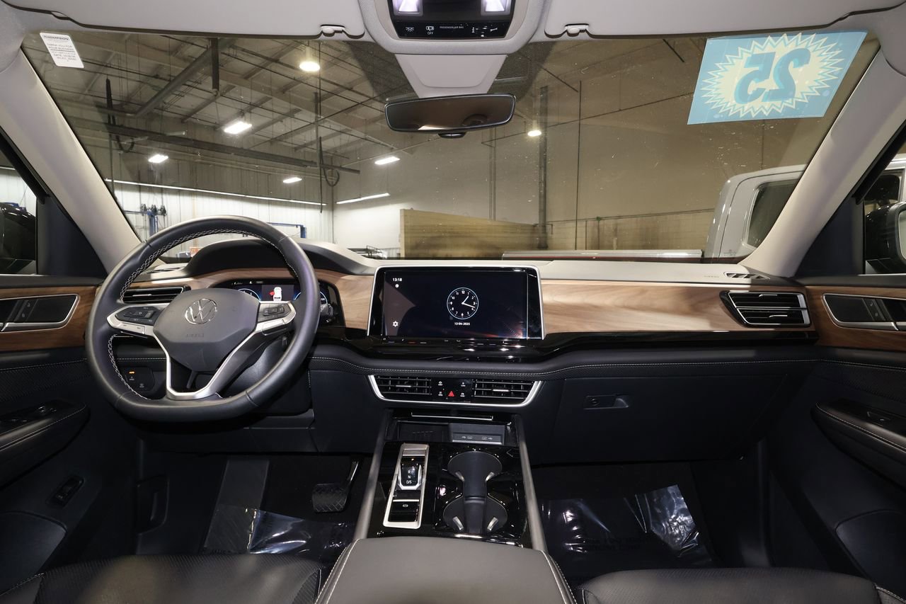 Used 2025 Volkswagen Atlas SE image 28