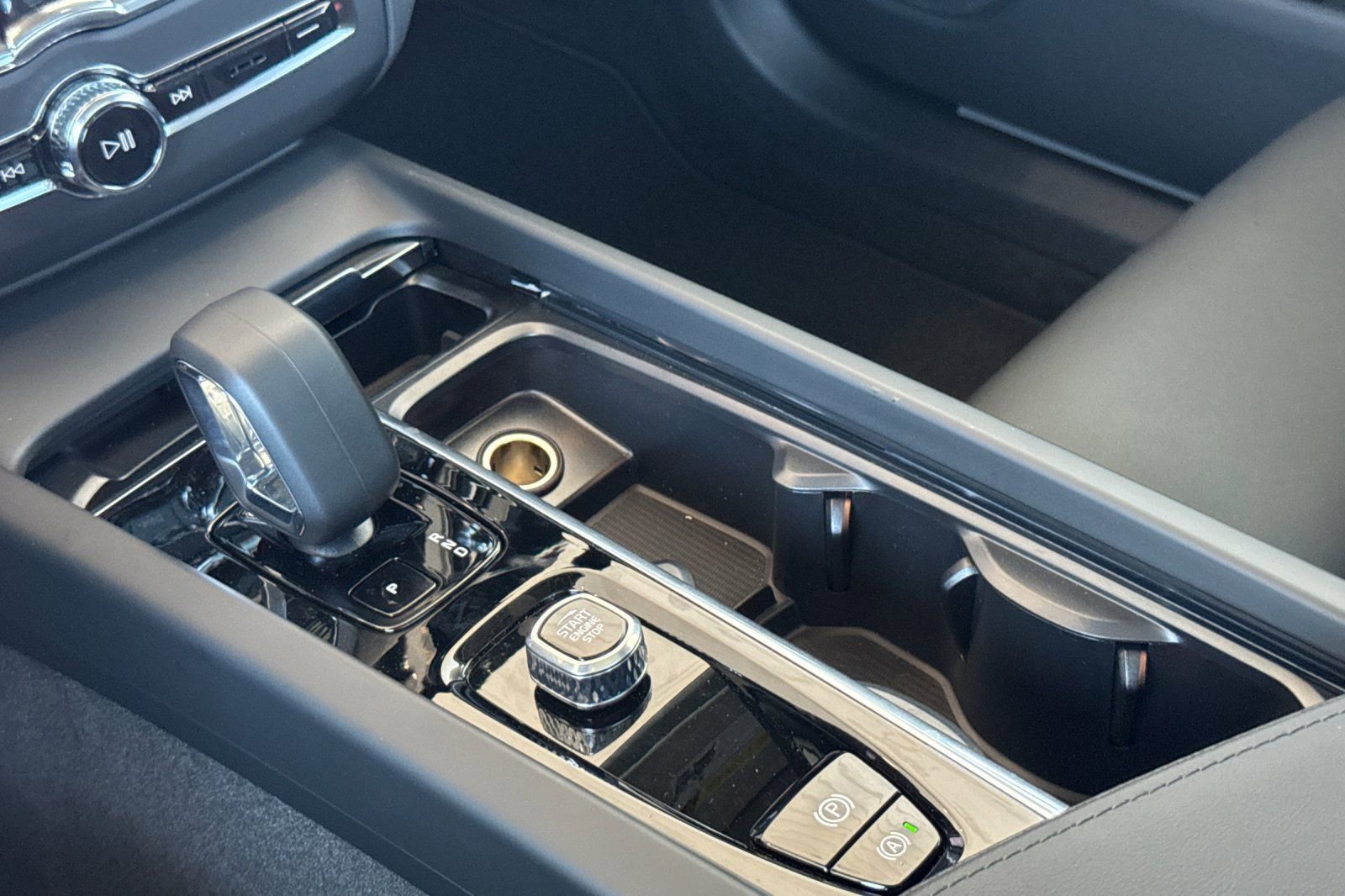 New 2025 Volvo XC60 B5 Core w/ Protection Package Premier image 21