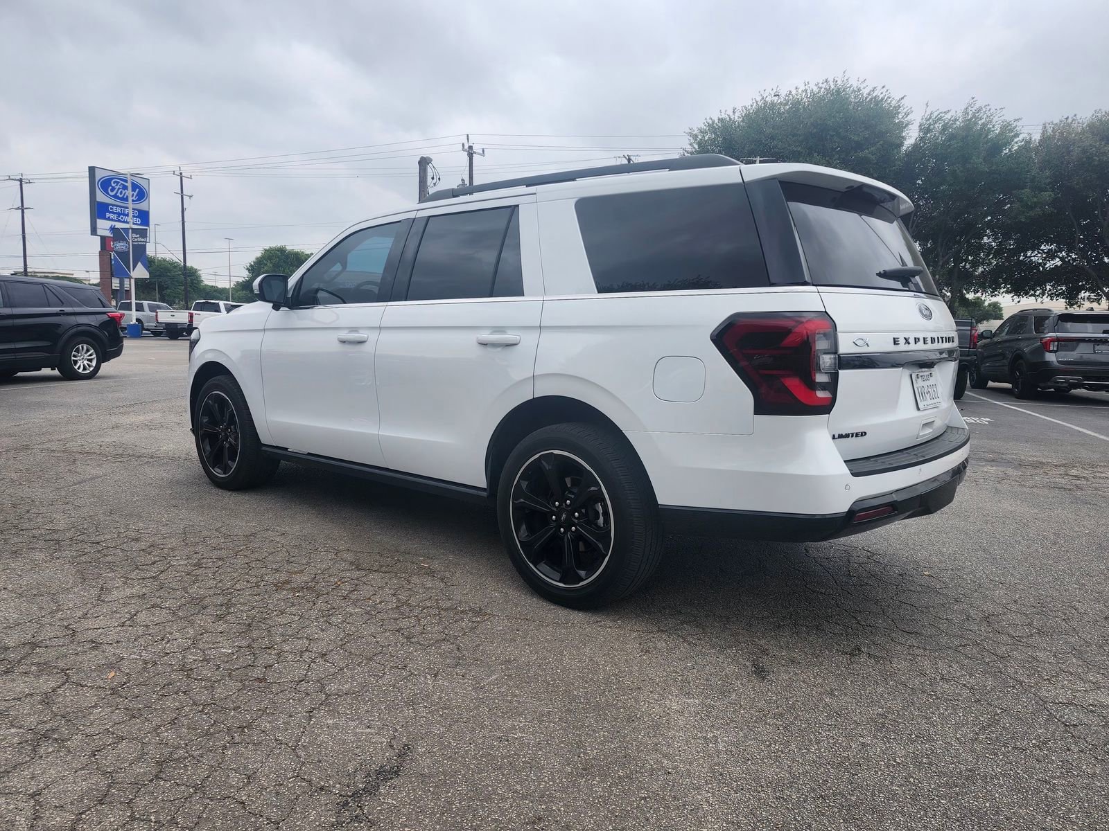 Used 2023 Ford Expedition Limited image 4