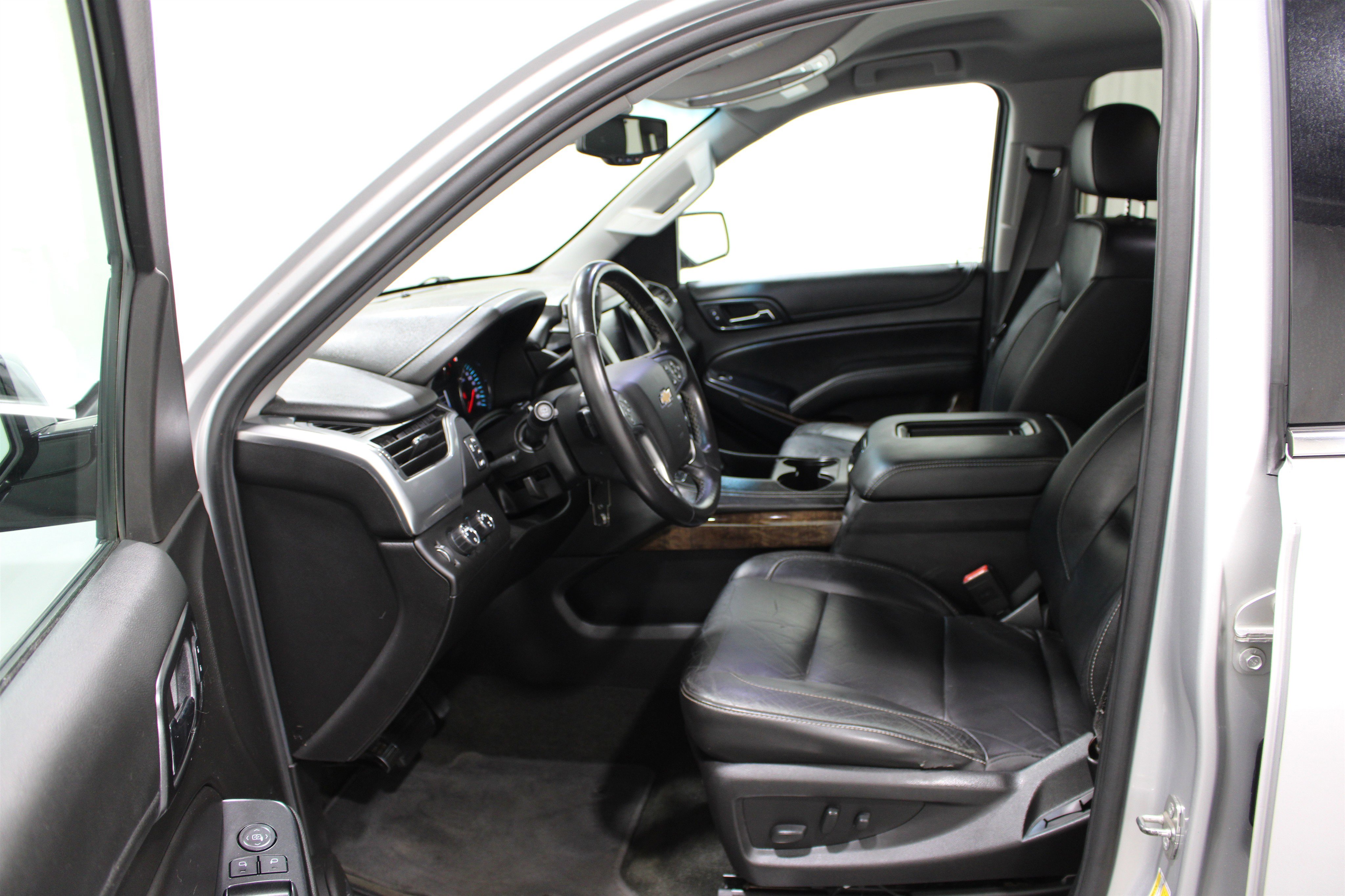 Used 2018 Chevrolet Suburban LT AWD/4WD image 3