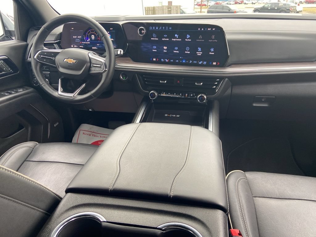 Used 2025 Chevrolet Suburban Premier AWD/4WD image 8