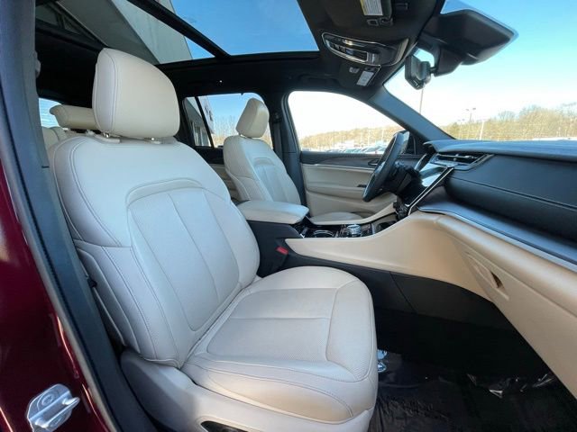 Used 2023 Jeep Grand Cherokee Limited w/ Luxury Tech Group II image 32