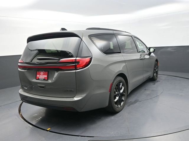 Used 2025 Chrysler Pacifica Limited image 8