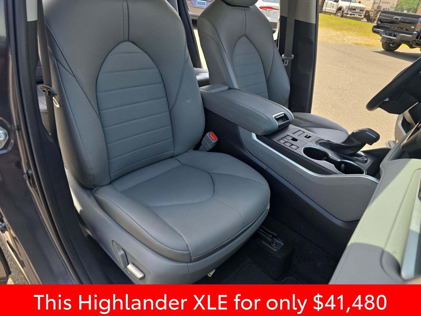 Used 2024 Toyota Highlander XLE AWD/4WD image 16