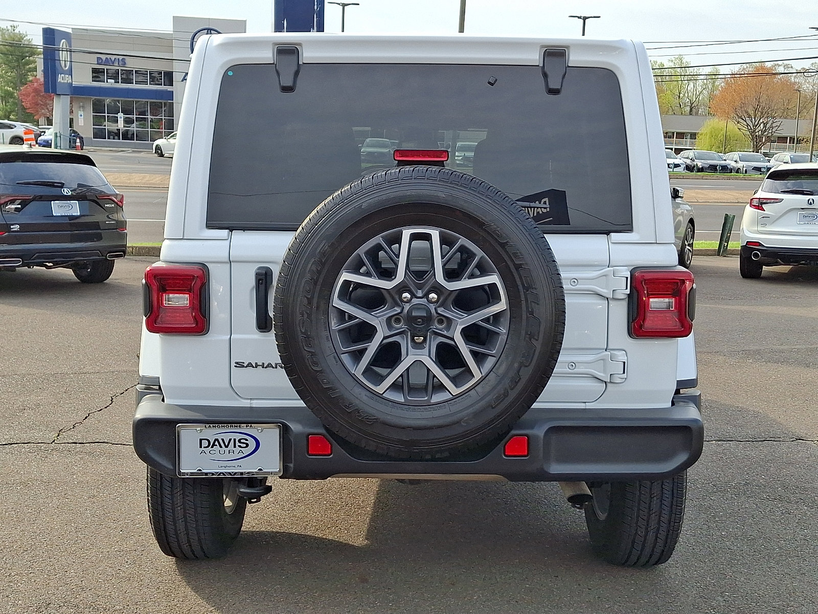 Used 2025 Jeep Wrangler Unlimited Sahara AWD/4WD image 5