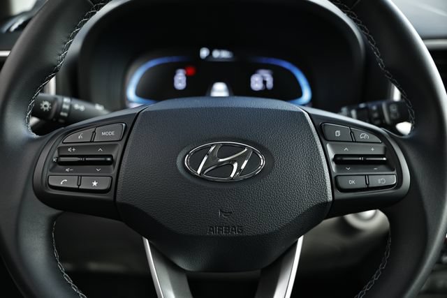 Certified 2025 Hyundai Venue SEL FWD image 30