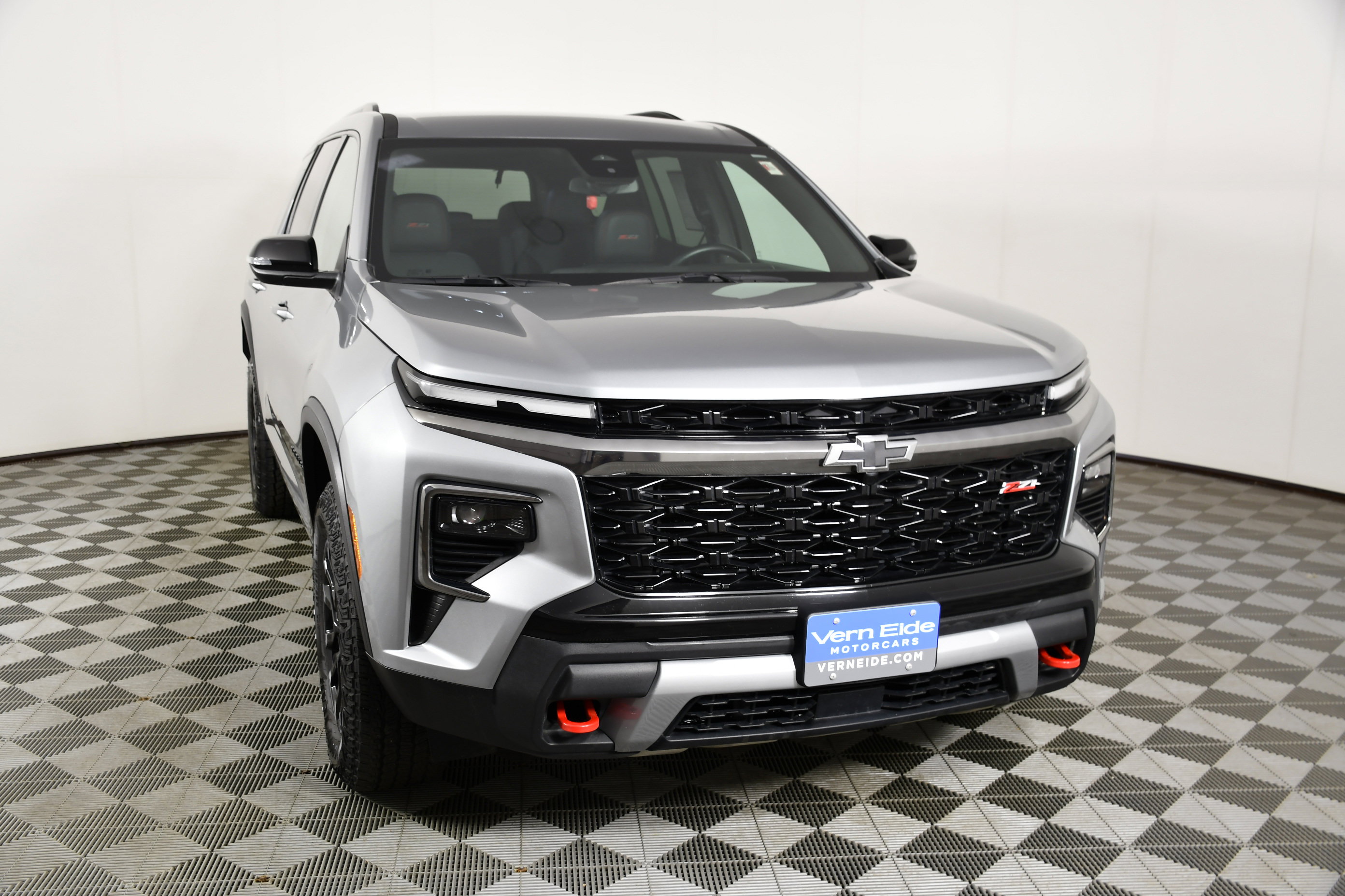 Used 2025 Chevrolet Traverse Z71 image 3