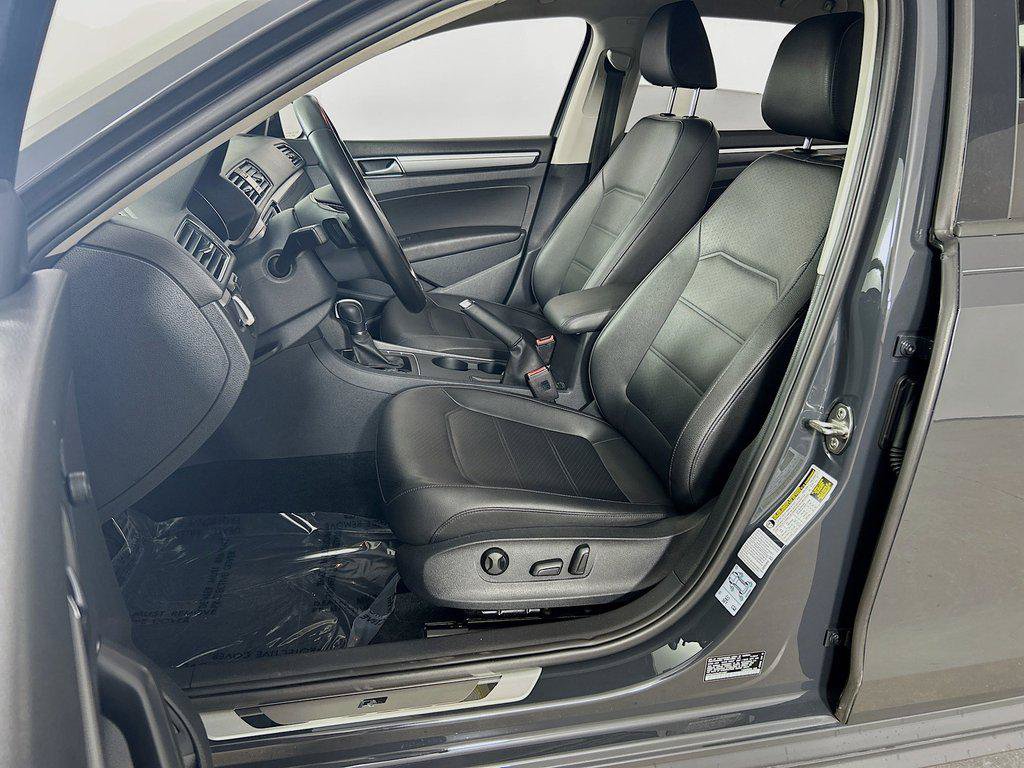 Used 2018 Volkswagen Passat 2.0T R-Line w/ R-Line Lighting Package FWD image 21