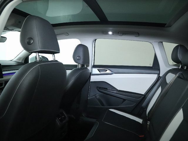 Certified 2025 Volkswagen Taos SEL AWD/4WD image 15
