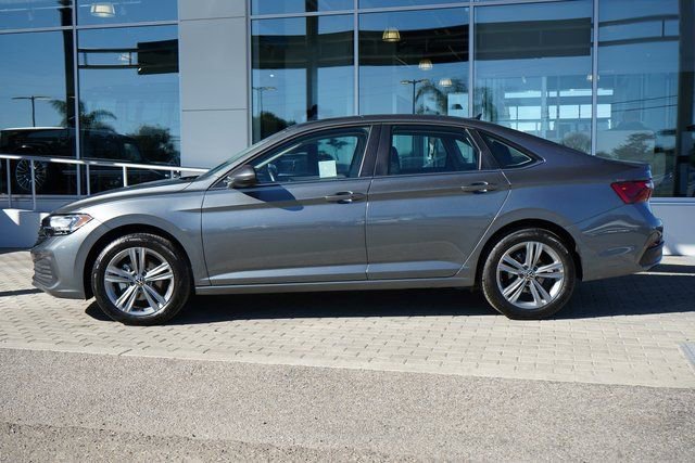 Used 2024 Volkswagen Jetta SE image 5