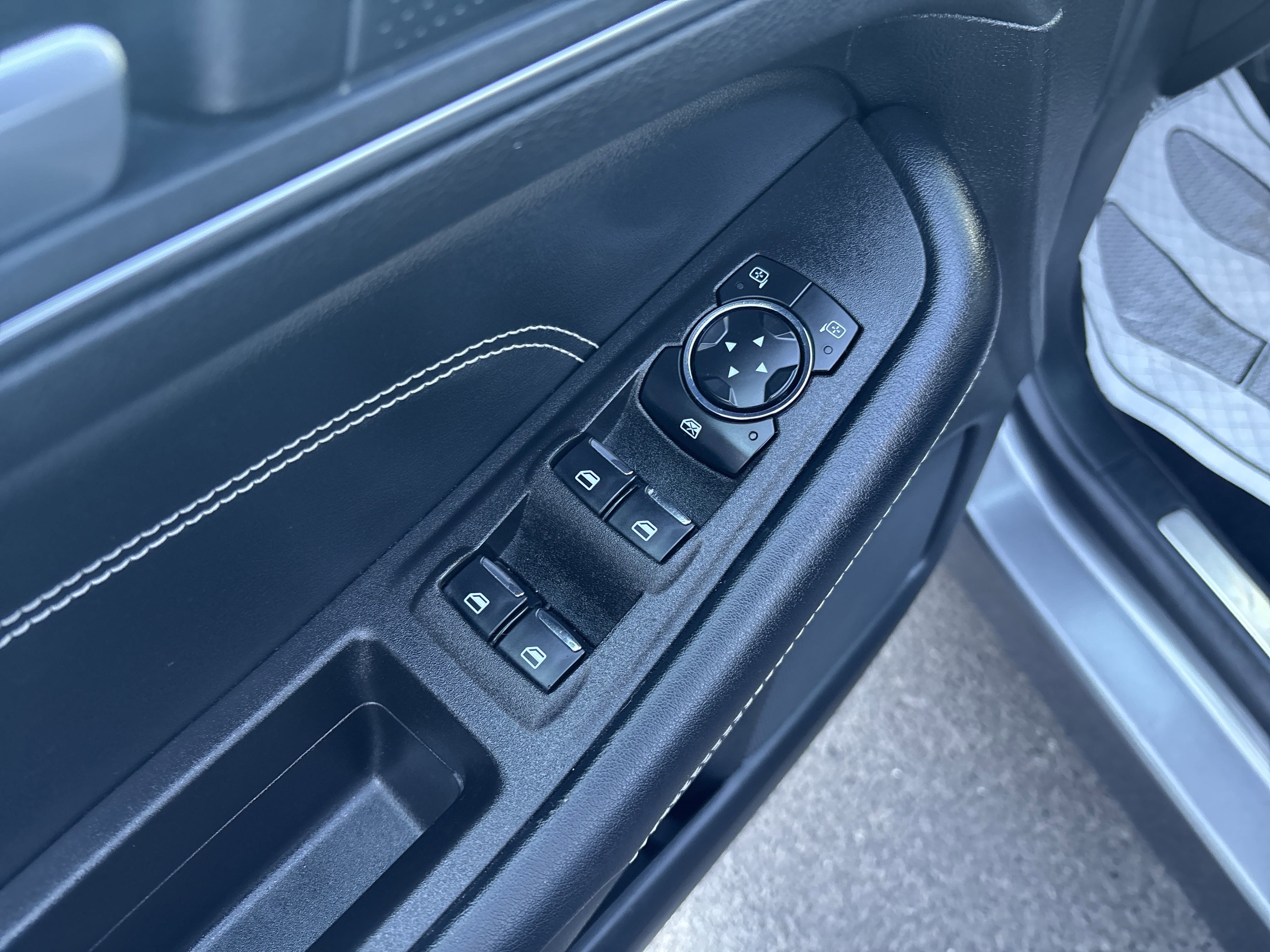 Used 2024 Ford Edge Titanium image 17