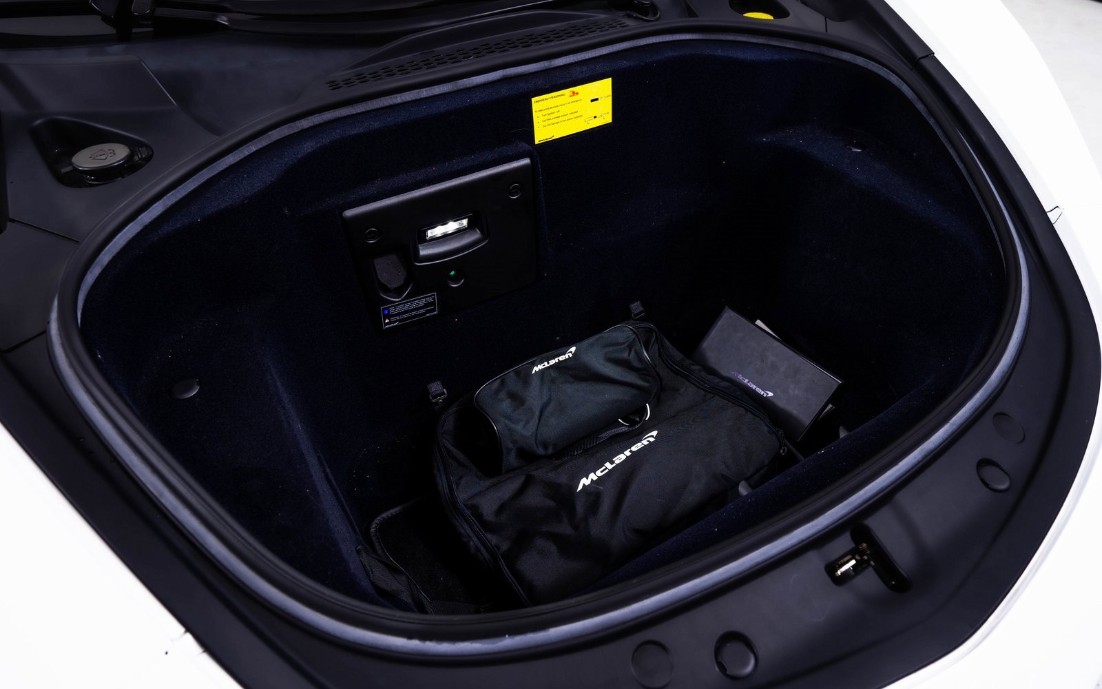 Used 2023 McLaren Artura image 21
