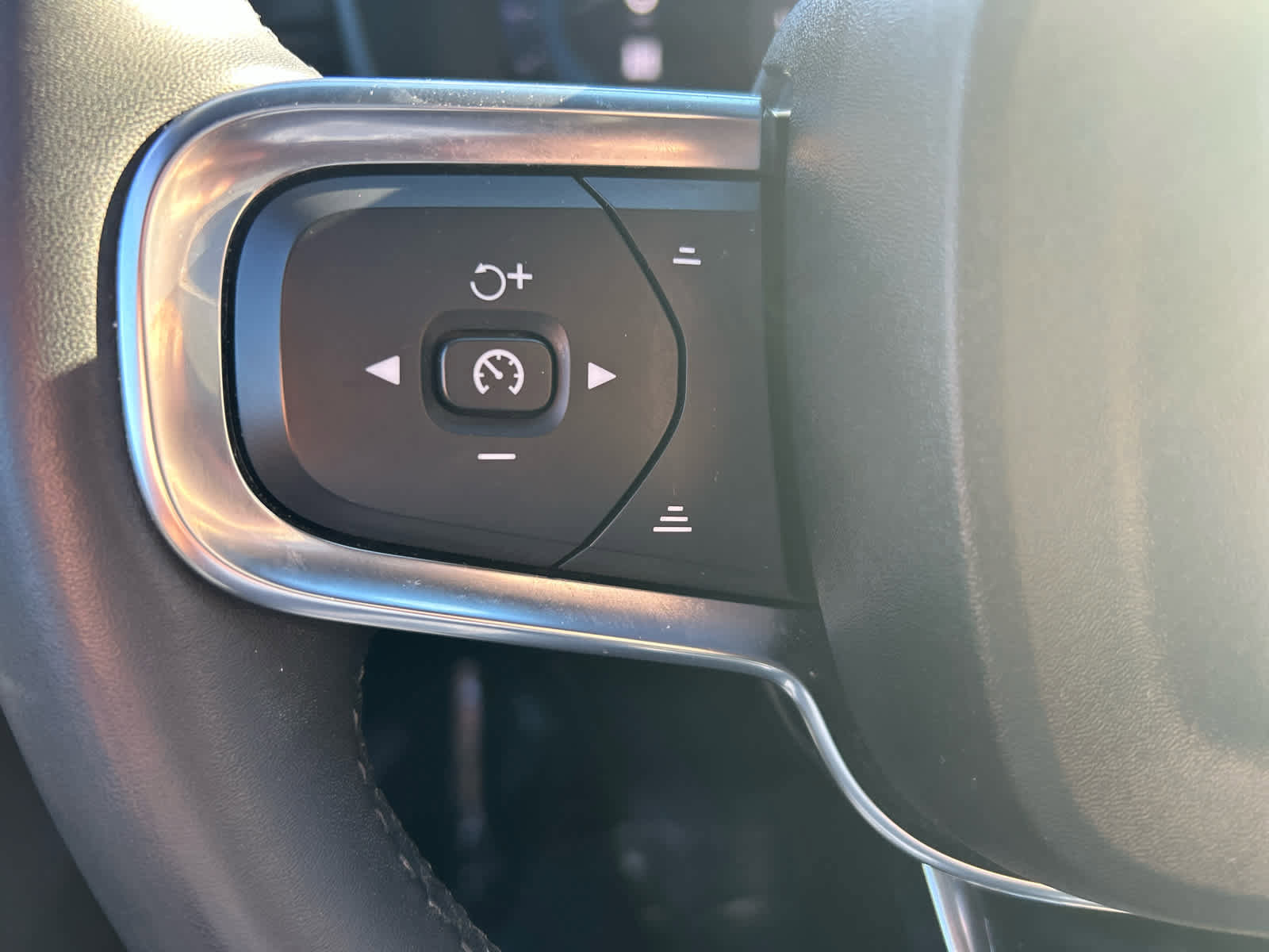 Used 2023 Volvo XC40 B5 Plus w/ Driver Assist Package image 22