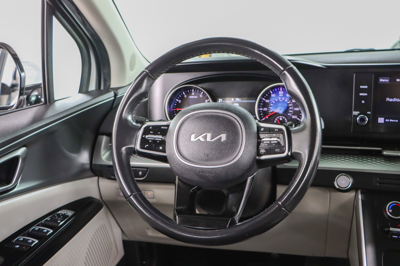 Used 2023 Kia Carnival LX FWD image 12