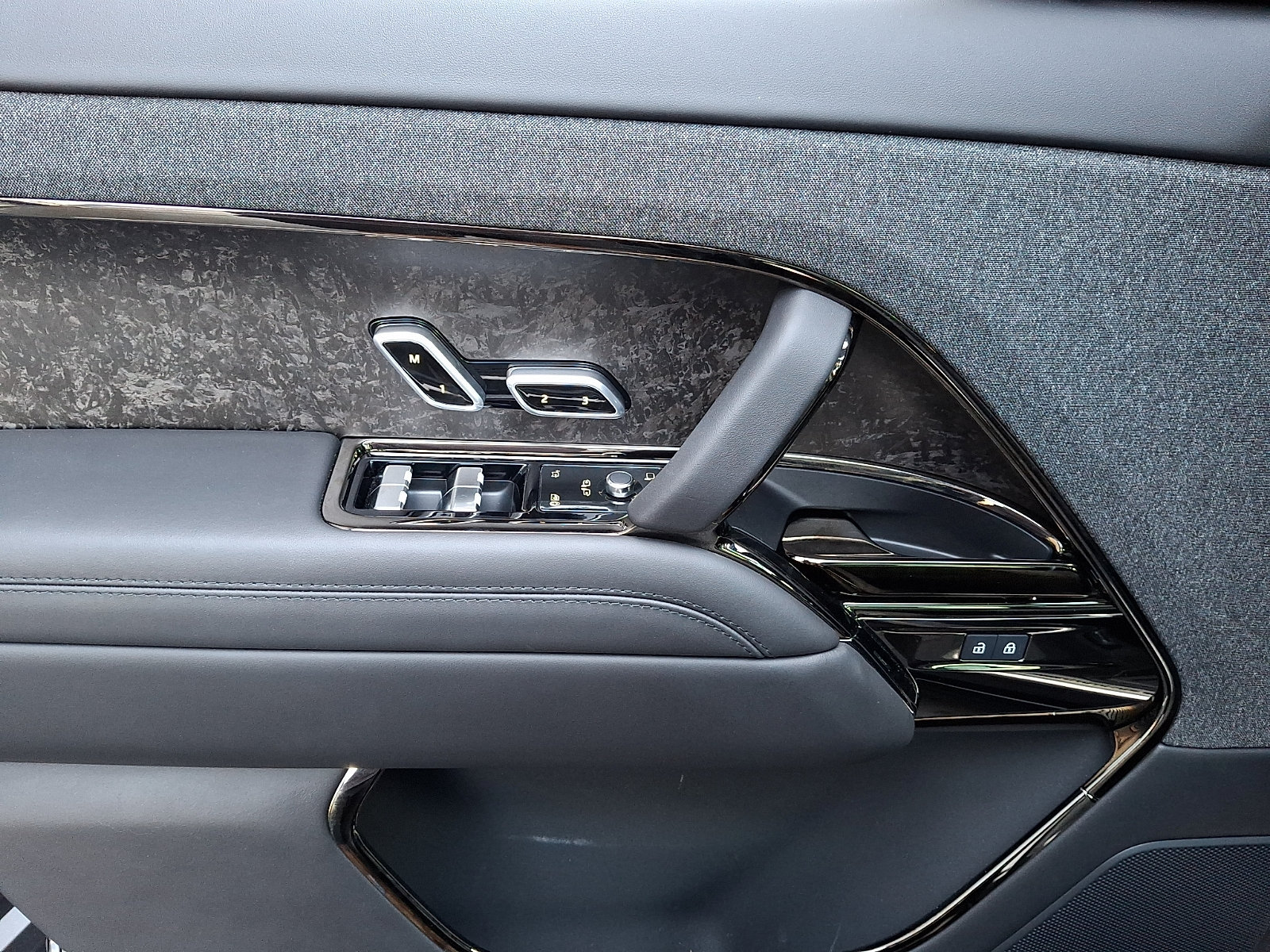 Used 2025 Land Rover Range Rover Sport Autobiography AWD/4WD image 16