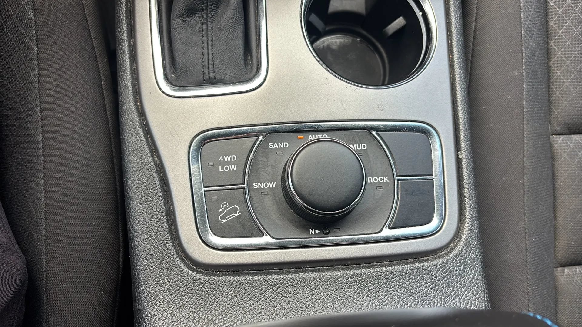 Used 2019 Jeep Grand Cherokee Laredo AWD/4WD image 25