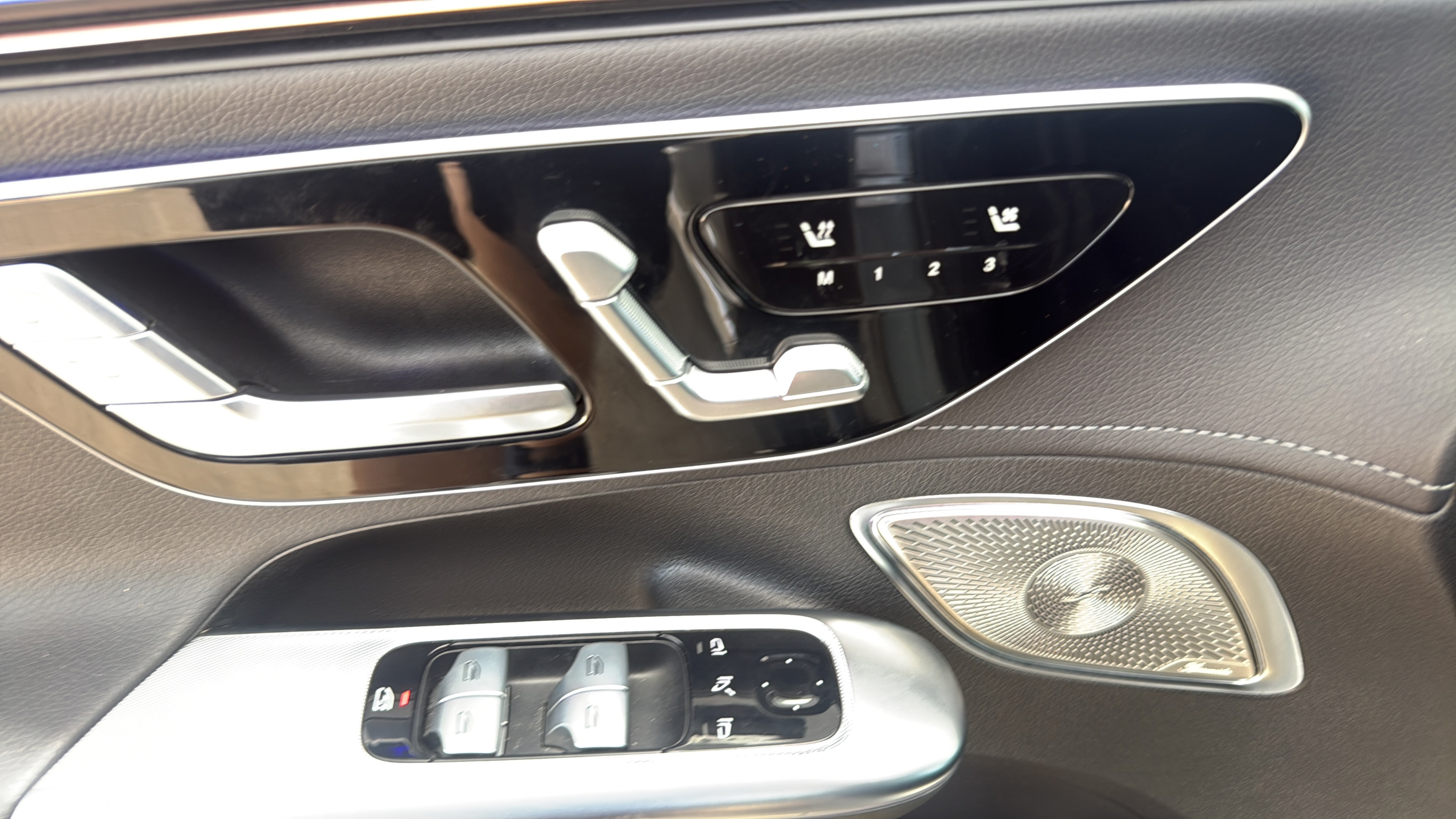Used 2023 Mercedes-Benz EQE 500 4MATIC Sedan w/ Exclusive Trim Package image 12