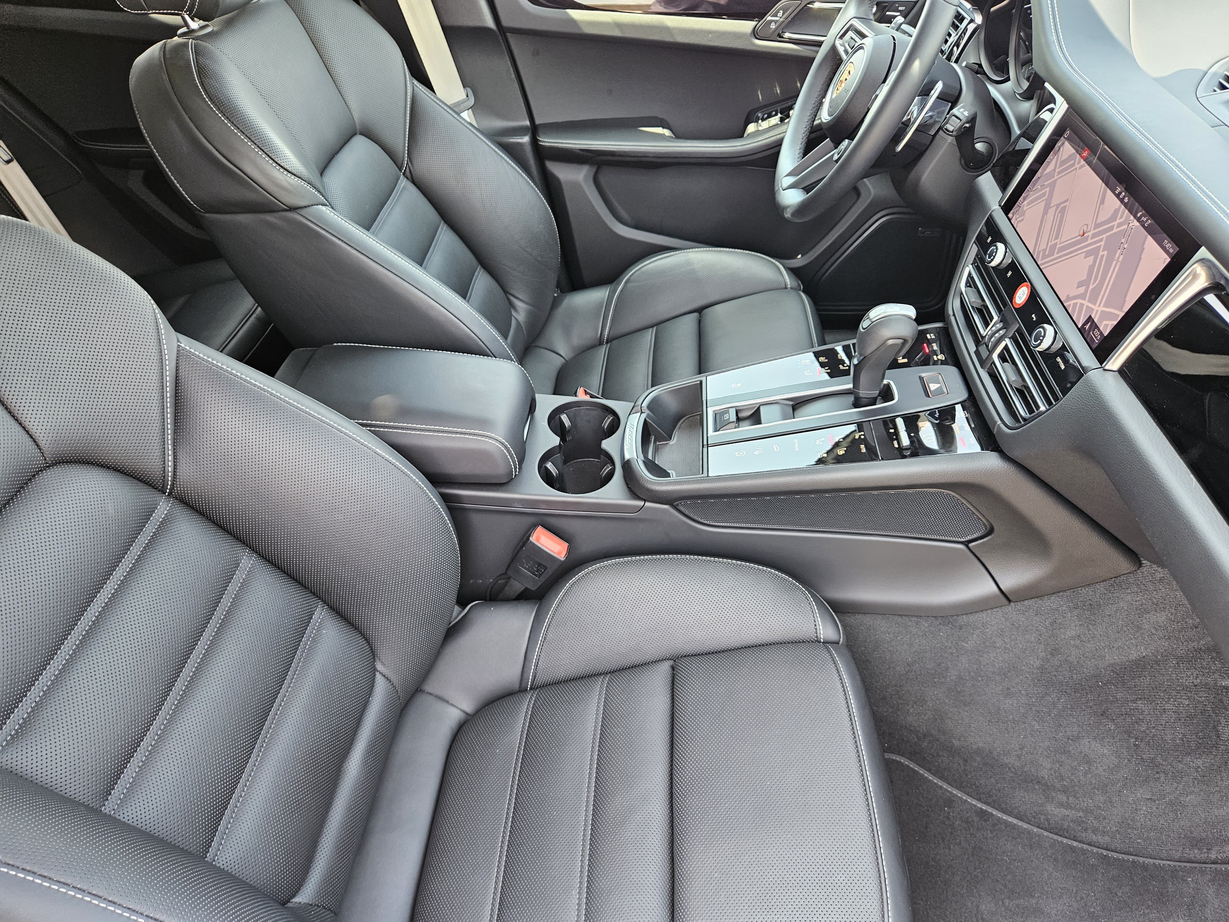 Certified 2025 Porsche Macan AWD/4WD image 15