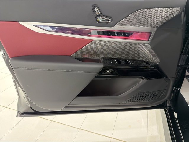 Used 2025 BMW 740i xDrive w/ Premium Package image 10