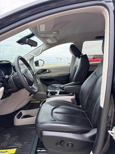 Used 2024 Chrysler Pacifica Limited FWD image 2